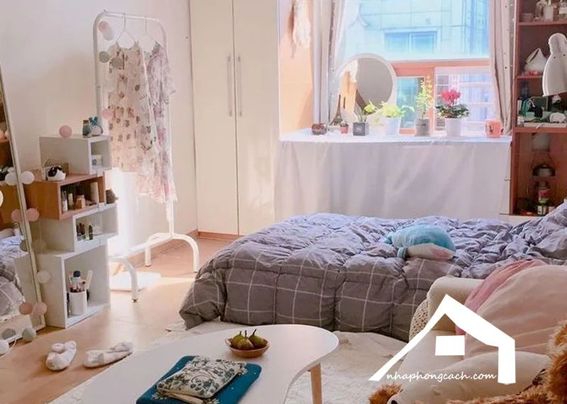 Thiết kế phòng ngủ phong cách Hàn Quốc là sự kết hợp hoàn hảo giữa sự tinh tế và hiện đại. Với những đường nét đơn giản, màu sắc tươi sáng, khả năng sử dụng không gian hiệu quả và tiện ích đa dạng, phòng ngủ sẽ trở nên ấm cúng và đầy năng lượng. Hãy tham khảo hình ảnh để lấy cảm hứng và không gian sống mới.